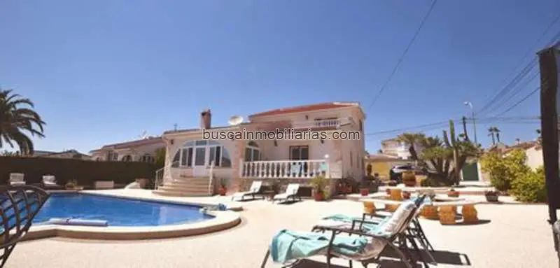 Villa en Quesada con Piscina Privada y Gimnasio