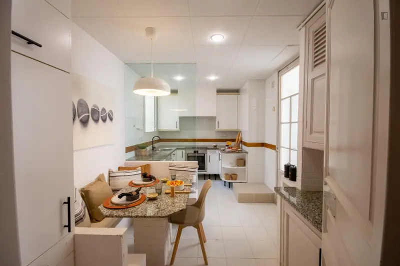 Habitacion Doble con Balc	ón en Piso Compartido