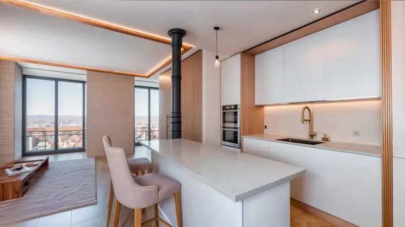 Piso de Lujo en Madrid Centro: 2 Dormitorios, 2 Baños, Bodega y Patio