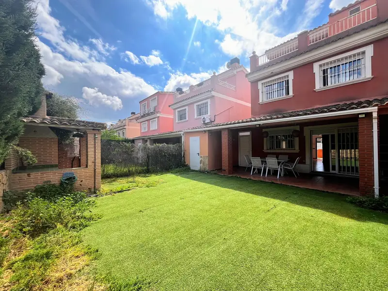 Villa en Moncada 3 Dormitorios 3 Baños Jardin Privado