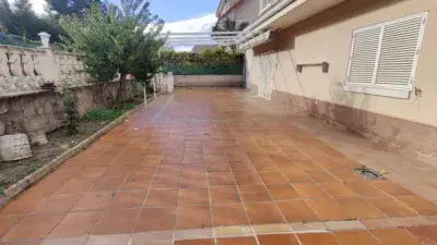 Chalet en Venta en Villalba: Amplio Jardin Piscina y Garaje