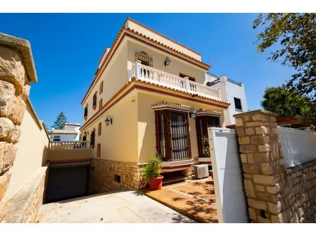 Chalet de Lujo en Primera Linea de Playa con Piscina Climatizada