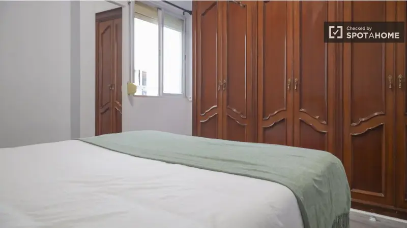 Se alquila habitación en apartamento de 5 dormitorios en el Retiro, Madrid.