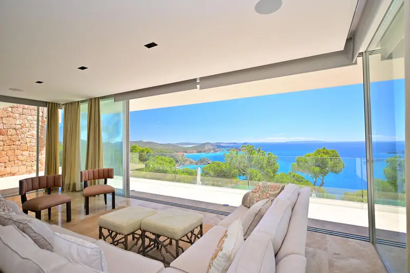 Villa de Lujo en Ibiza con 9 Dormitorios y Vistas al Mar