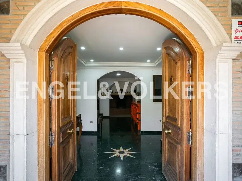 Chalet en Venta en Picanya con Piscina y Ascensor