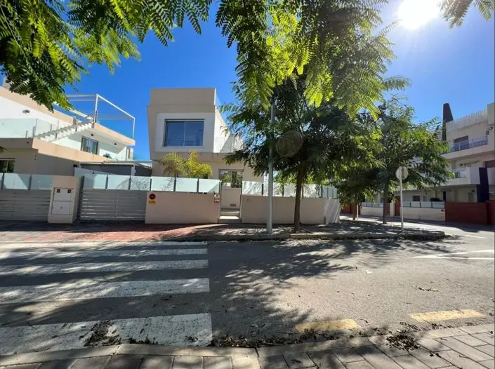 Villa de Lujo en Mil Palmeras 3 Dormitorios Cerca de la Playa