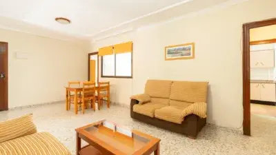 Piso en Venta en Motril: 3 Dormitorios, Zona de Estudio y Garaje Opcional