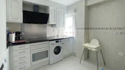 Piso en venta en Maliaño: 3 habitaciones, reformado, cerca del tren
