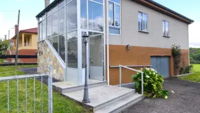 Casa en venta en Lalín 220m² 4 habitaciones garaje