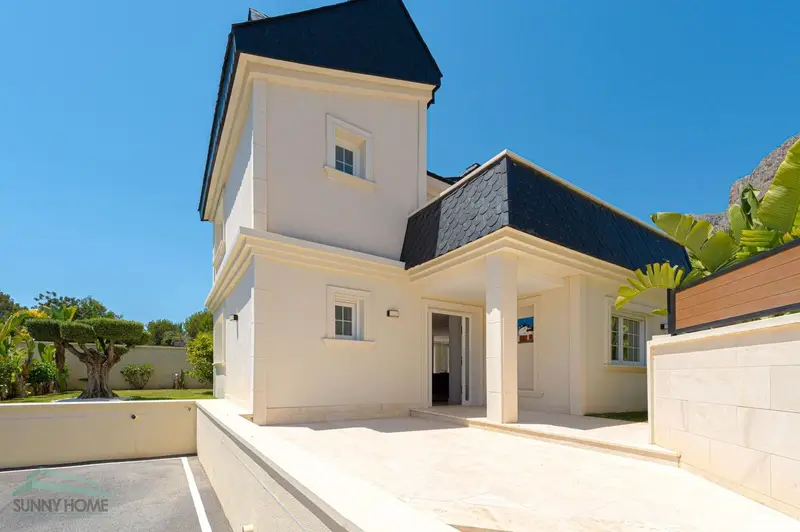 Villa Moderna en Polop con Vistas Panorámicas y Piscina Privada