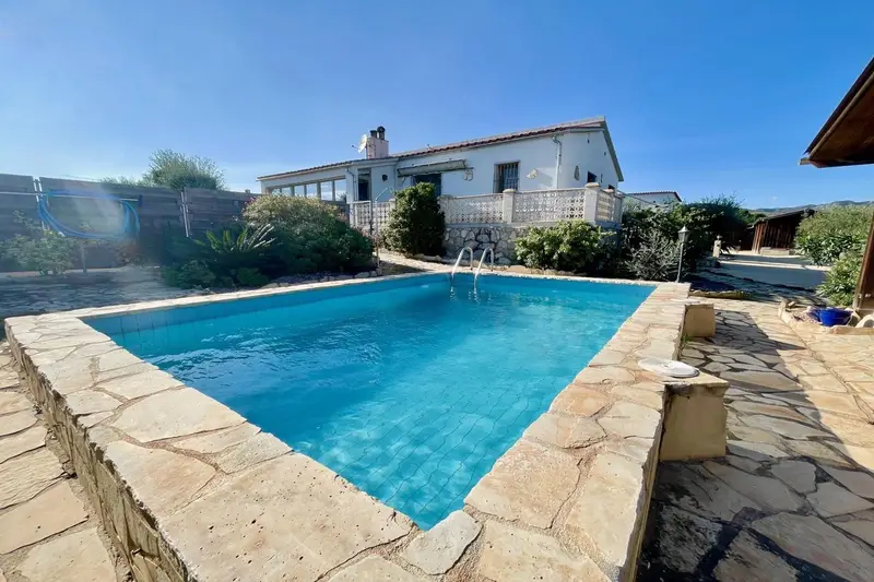 Chalet en venta con talleres y piscina en Tarragona
