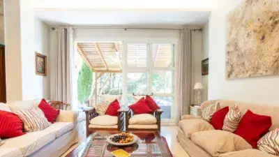 Casa Adosada en Rocafort con 5 Dormitorios y Piscina