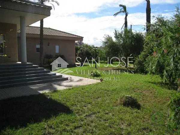 Chalet en Novelda con 5 habitaciones y piscina