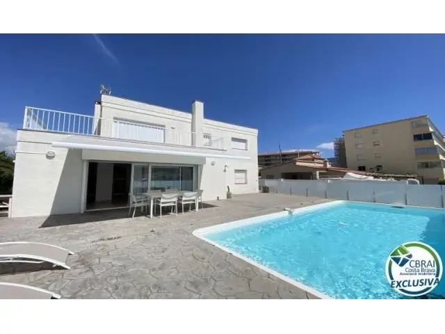Chalet En Venta En Roses, Girona