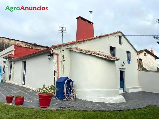 Venta  de Casa con gran finca con hórreo en A Coruña