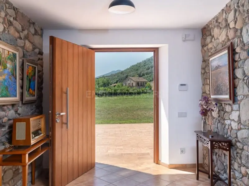 Masia en La Cellera de Ter con Vistas al Rio