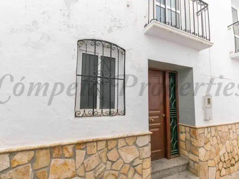 Casa de Pueblo en Cómpeta: Encanto Andaluz con Vistas Panorámicas