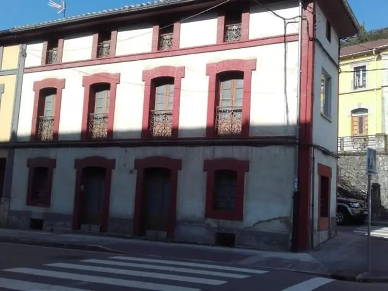Chalet en Cabañaquinta para Reformar con Posibilidad de Apartamentos