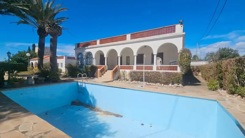 Chalet con 2 Viviendas Piscina y Garaje en Vinaros Cerca de la Playa
