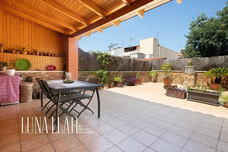 Casa familiar en Gavà con piscina y garaje