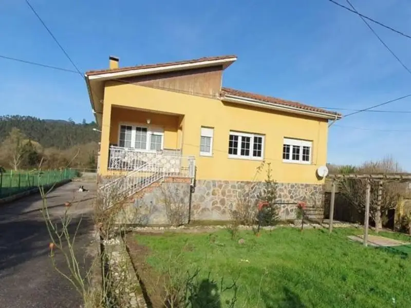 Chalet en Venta Soto del Barco Asturias 5 habitaciones 300m2