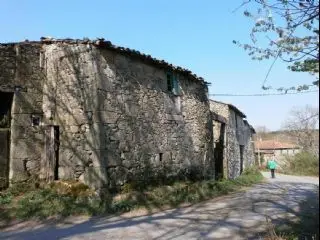 Finca con 4 Casas Rurales para Restaurar en Pantón Lugo