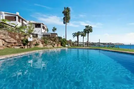 Estepona Oeste: Casa de 2 Dormitorios con Vistas al Mar - Reforma Ideal