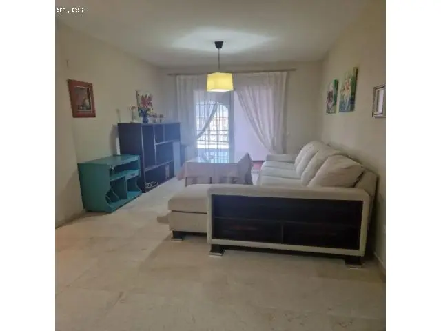 Piso en Sevilla con Terraza y Piscina Comunitaria