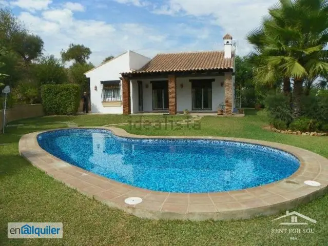 Chalet Independiente en Zona Tranquila con Piscina y Jardin