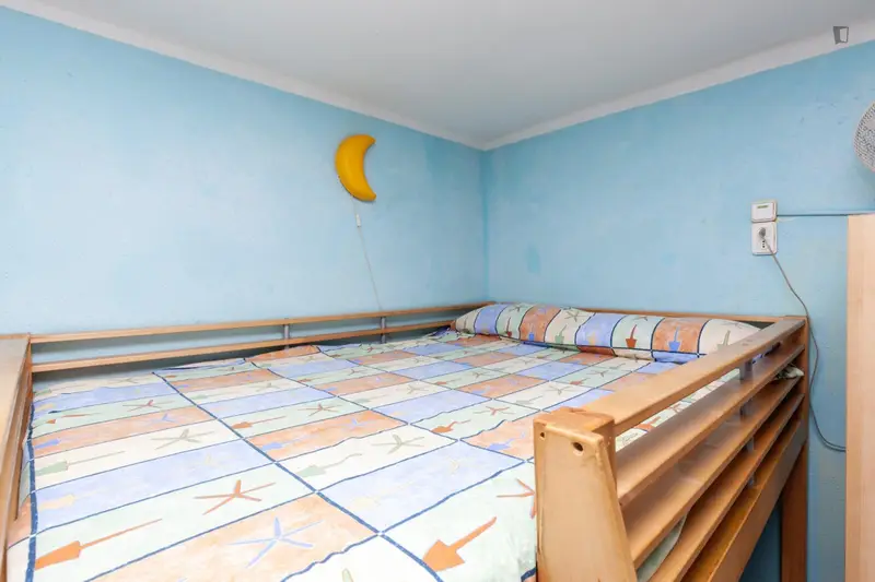 Habitacion con Cama con Altillo y Cama Individual Cerca UPF