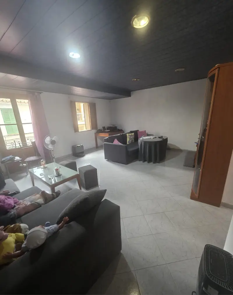 Casa en venta. Amplia vivienda en el Arenal de Llucmajor con planta baja transformada en cafetería, primer piso como vivienda y techo libre