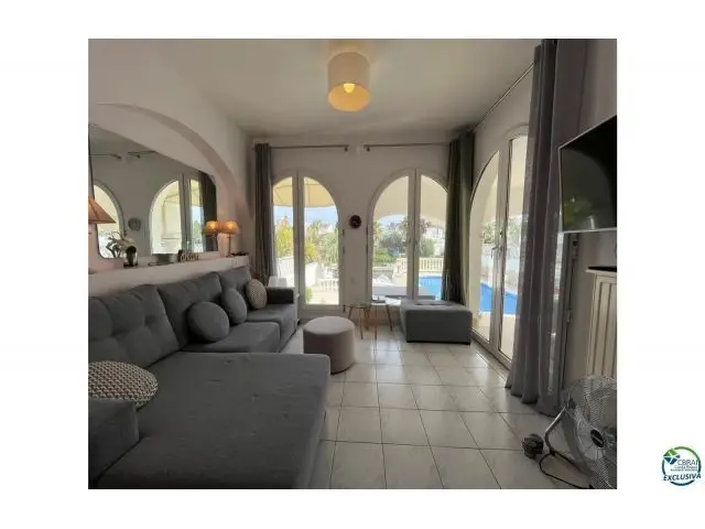Chalet en Venta Empuriabrava con Amarre y Piscina
