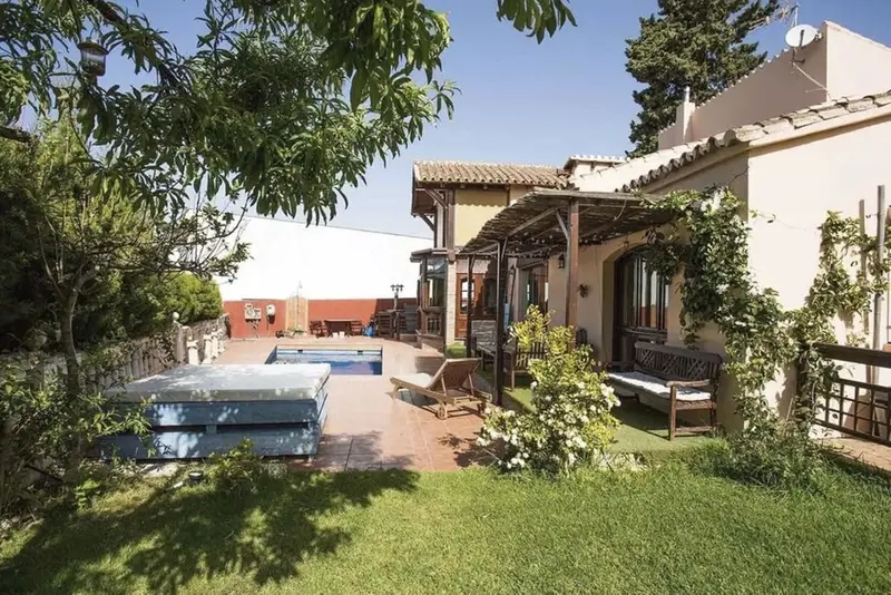 Chalet en Venta Cabopino Marbella con Piscina y 5 Dormitorios