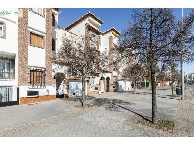 Casa Adosada Serrallo: 4 Dormitorios, Garaje Doble, Terraza y Vistas