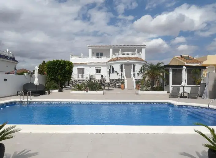 Villa 4 Dormitorios Camposol - Piscina - Jardin Privado