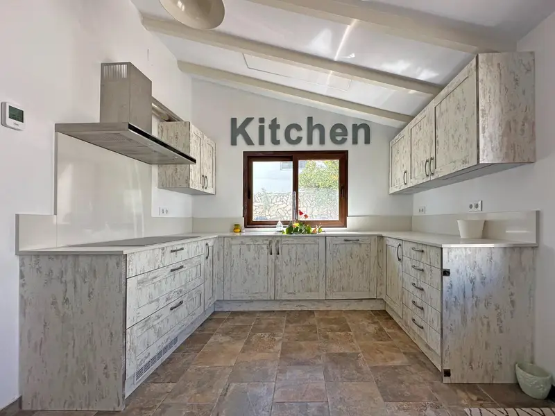 Chalet en Venta Moraira: Villa Familiar con Casa de Invitados