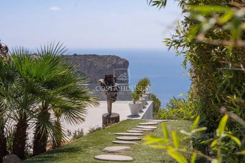 Chalet en Cumbre del Sol con Vistas al Mar y Piscina Privada