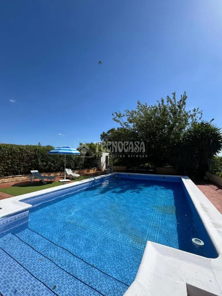 Casa Rural en Carmona con Piscina y Amplia Parcela