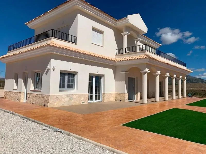 Villas de Lujo en Pinoso: Nueva Construccion con Piscina