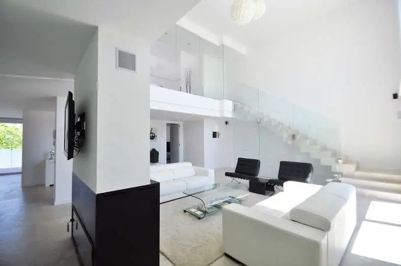 Casa Moderna con Piscina Privada en Zona Residencial