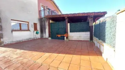 Chalet Adosado en Otañes: 3 Dormitorios, Jardín y Garaje