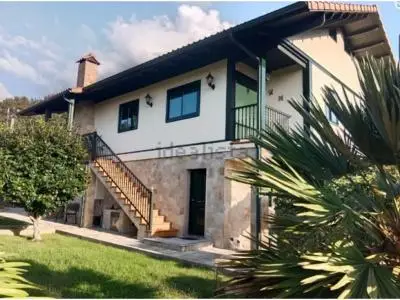 Casa en Redondela con 4 Dormitorios y Jardín
