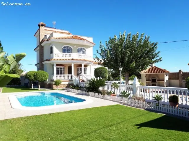 Villa de Lujo en Chipiona con Piscina y Gran Jardín