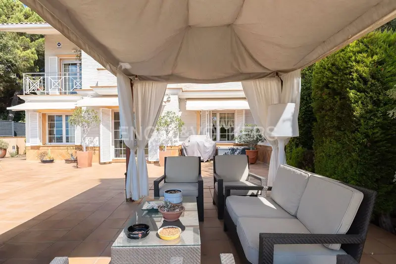 Chalet en venta en Premià de Dalt con vistas al mar y piscina
