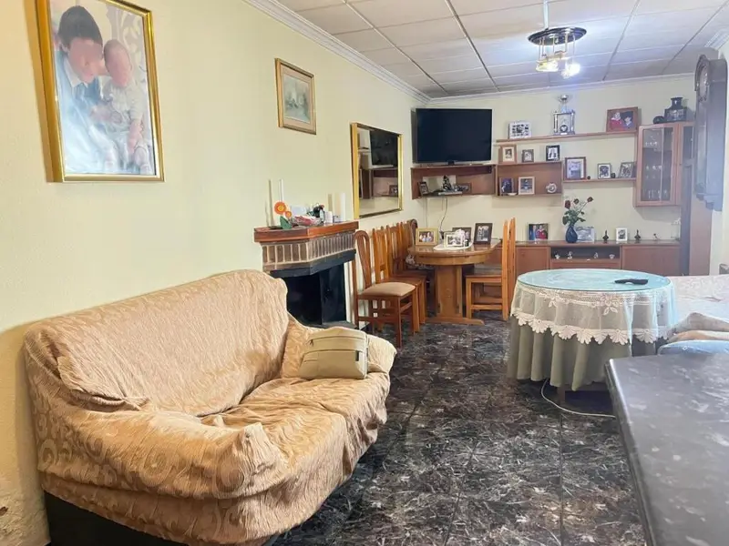Casa en Almorad	 con Terraza y Garaje - Gran Oportunidad
