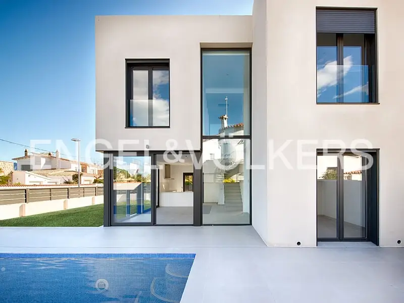 Adosado Moderno en Requesens con Piscina y Vistas