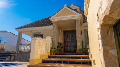 Chalet en Venta en Getares con Piscina y Vistas al Mar