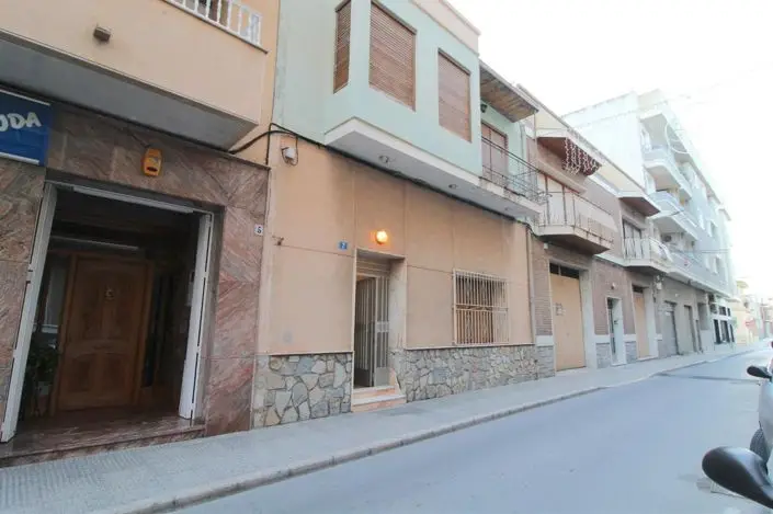 Villa de 6 Dormitorios en Bigastro: Ideal para Familias o Inversión