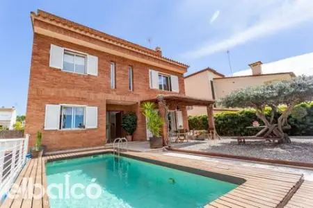 Chalet en Torredembarra con Piscina y Garaje para Familias