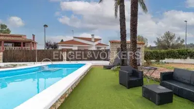 Casa en venta en Carcaixent con piscina y placas solares